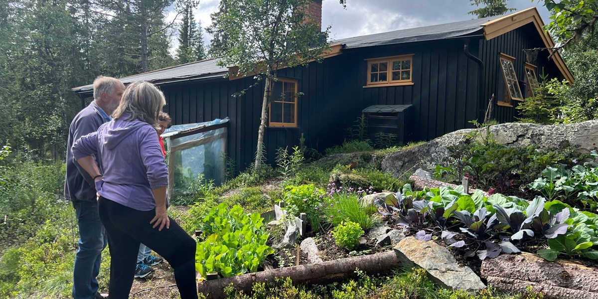 Hilde og Gil utnyttet tilfeldig areal rundt hytta.